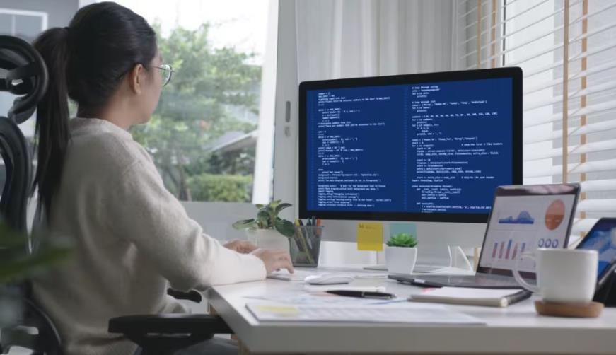 张掖软件开发公司实战建议：网站赋能，为何必须接入支持机器人？